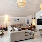 4 Bedroom Beautiful In Casa de Férias