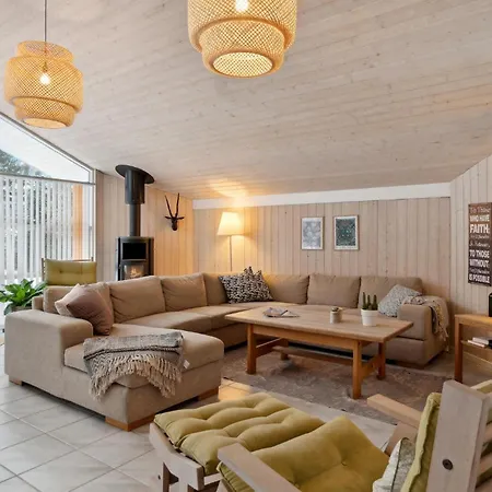 4 Bedroom Beautiful In Dom wakacyjny Kalundborg