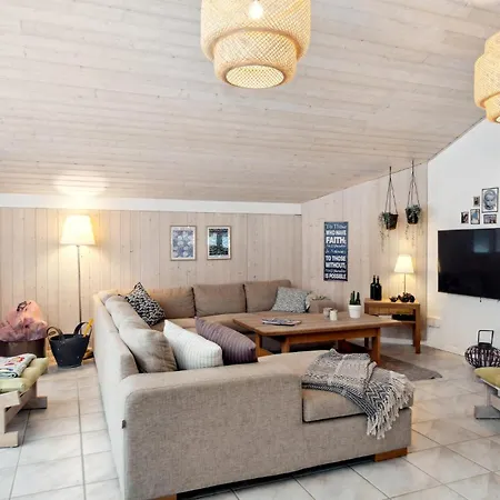 4 Bedroom Beautiful In בית נופש