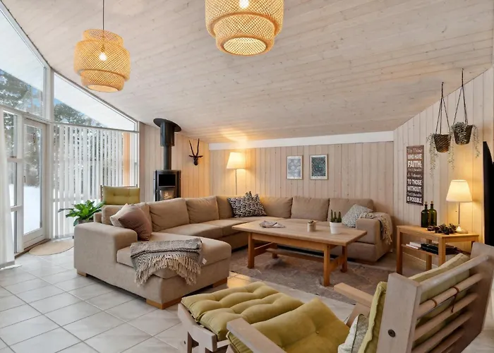 4 Bedroom Beautiful In Hébergement de vacances Kalundborg